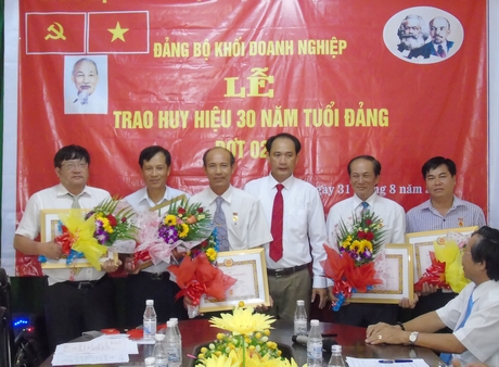 Bí thư Đảng ủy Khối Doanh nghiệp- Trần Xuân Thiện trao Huy hiệu 30 năm tuổi Đảng cho các đảng viên