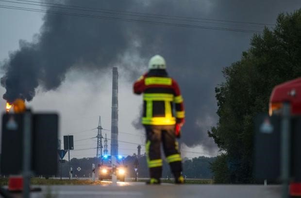 Đã có ít nhất 8 người bị thương trong một vụ nổ gây hỏa hoạn lớn tại một nhà máy lọc dầu ở miền Nam nước Đức. Ảnh: AFP