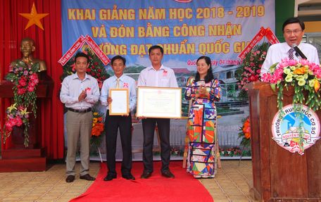 Lãnh đạo Sở GD- ĐT, huyện Vũng Liêm trao quyết định và bằng công nhận đạt chuẩn quốc gia cho đại diện trường THCS Nguyễn Thị Thu.