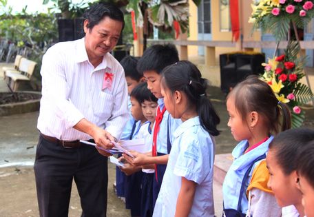 Phó Tổng Biên tập Báo Vĩnh Long Nguyễn Hữu Khánh trao 16 suất học bổng cho các em học sinh, mỗi suất trị giá 500.000đ.