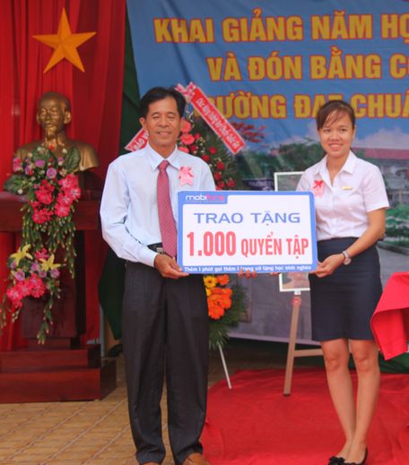 Đại diện lãnh đạo Cty Mobifone tỉnh Vĩnh Long trao tặng 1.000 quyển tập cho nhà trường.