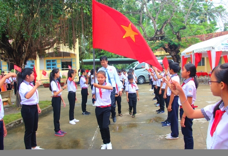 Các em học sinh đầu cấp được chào đón nồng nhiệt với lời hứa sẽ cố gắng học thật tốt trong năm học. Trong ảnh: Học sinh lớp 6 Trường THCS Nguyễn Thị Thu.