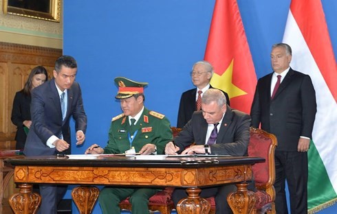 Tổng Bí thư Nguyễn Phú Trọng và Thủ tướng Hungary Orbán Viktor chứng kiến lễ ký kết 7 văn kiện hợp tác quan trọng giữa Việt Nam-Hungary