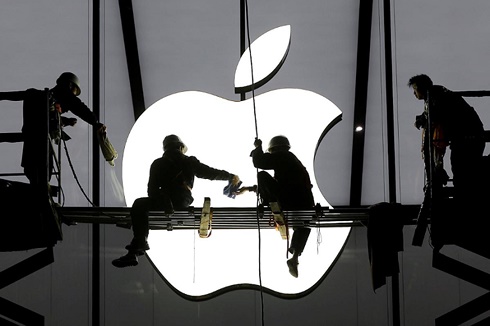 Hàng loạt cổ phiếu của đối tác Apple tại Trung Quốc mất giá sau khi Tổng thống Trump kêu gọi Apple dịch chuyển sản xuất về Mỹ. (Ảnh: Reuters)