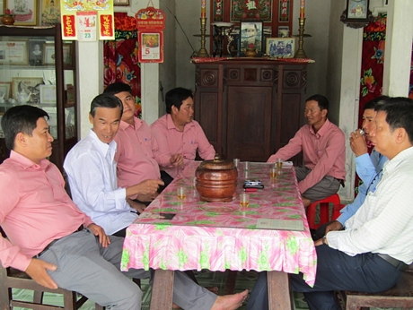 Cán bộ xã Phú Lộc vận động người dân giữ vững danh hiệu nông thôn mới.