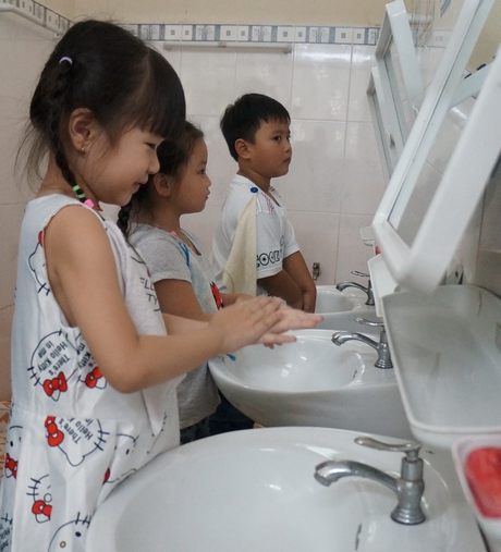 Việc tổ chức rửa tay trong trường học giúp ngăn ngừa các bệnh truyền nhiễm qua đường tiếp xúc đồng thời hình thành thói quen rửa tay- vệ sinh phòng bệnh cho trẻ.