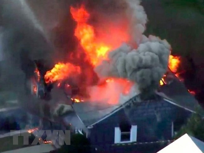 Khói lửa bốc ngùn ngụt sau vụ cháy, nổ tại phía Bắc thành phố Boston, bang Massachusetts, Mỹ ngày 13/9. (Nguồn: AP/TTXVN)