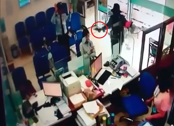 Liên quan đến vụ truy nóng kẻ nghi dùng súng cướp tại Phòng giao dịch của Chi nhánh Ngân hàng VietinBank huyện Châu Thành, Tiền Giang, chiều 13/9, camera an ninh trong phòng giao dịch của ngân hàng đã ghi nhận chi tiết vụ cướp nghi bằng súng này.