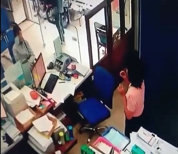 Thanh niên này vứt về phía nhân viên ngân hàng 1 túi màu hồng yêu cầu bỏ tiền vào và khi đó không quên liệc tục chĩa súng về bảo vệ, là người đàn ông duy nhất có mặt trong ngân hàng.