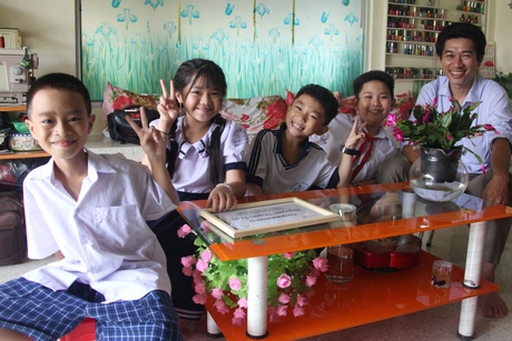 Các học sinh đạt giải quây quần bên thầy Nguyễn Minh Tuấn với niềm vui khó tả.