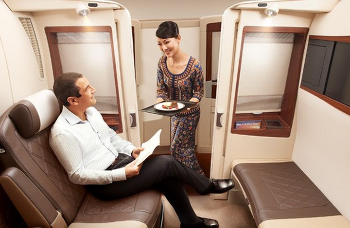Singapore Airlines. Khoang hạng nhất của Singapore Airlines cung cấp một số tiện nghi như pijama và dép đi trong phòng ngủ, TV LCD, bọc ghế kiểu Ý mang đến cho bạn sự riêng tư tuyệt đối.