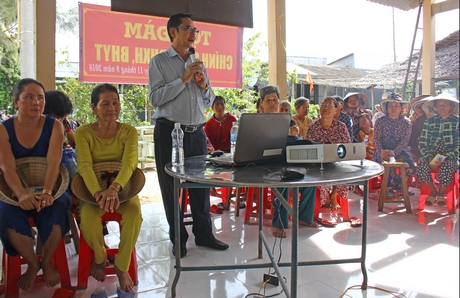 BHXH tỉnh và huyện Long Hồ đối thoại về BHYT hộ gia đình, BHXH tự nguyện với người dân Long Hồ.