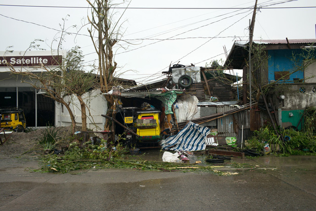 Những hình ảnh đầu tiên được truyền thông công bố đã cho thấy phần nào mức độ tàn phá của bão Mangkhut tại Philippines. Tâm bão đã di chuyển tới đảo Luzon, đảo lớn nhất của Philippines, vào lúc 10 giờ sáng nay. Trong ảnh: Những ngôi nhà bị phá hủy ở Tuguegarao, Philippines ngày 15/9. (Ảnh: Bloomberg)