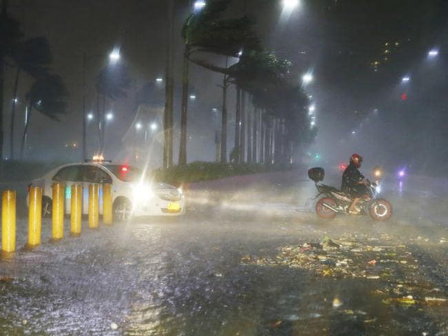 Mỗi năm Philippines hứng chịu khoảng 20 cơn bão. Cơn bão khủng khiếp nhất từng đổ bộ vào Philippines là siêu bão Haiyan hồi năm 2013 với số người thiệt mạng lên tới con số 7.000. Trong ảnh: Các phương tiện di chuyển khó khăn do gió mạnh khi bão Mangkhut ập tới. (Ảnh: AP)