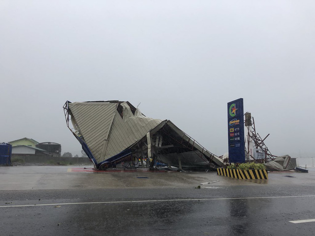 Nhiều trạm xăng tại Philippines đã không thể chống chịu được với sức gió mạnh đi kèm mưa lớn do bão Mangkhut gây ra. (Ảnh: Twitter)