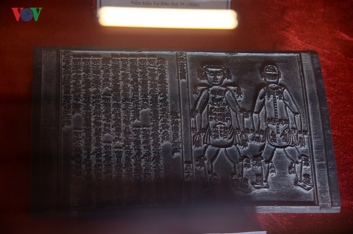 Các mộc bản đều được làm từ gỗ cây thị, khắc bằng chữ Hán cổ và Nôm, số ít khắc xen cài chữ Phạn. Chữ được khắc ngược trên hai mặt của mỗi ván gỗ (số ít khắc một mặt) với độ sâu từ 1 – 1,5mm. 