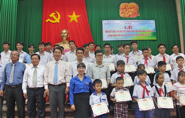 Phó Chủ tịch UBND tỉnh- Lữ Quang Ngời chụp ảnh lưu niệm với các em học sinh đạt giải.