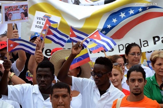 Ngày 25/8, hàng trăm người đã tham gia cuộc tuần hành tại thủ đô Havana nhằm phản đối việc can thiệp vào Venezuela. Nguồn: XINHUA