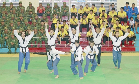 Môn võ Taekwondo Vĩnh Long hiện nay phát triển rất tốt, góp phần nhiều VĐV vào đội tuyển, trẻ quốc gia (Trong ảnh, bài biểu diễn của võ Taekwondo tại Đại hội TDTT tỉnh Vĩnh Long 2018)