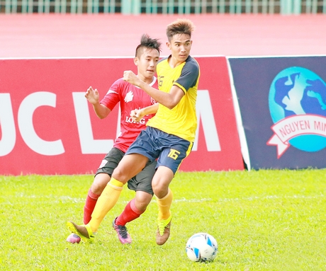  Văn Huyền (Vĩnh Long, áo vàng) tại mùa giải 2018 khi gặp đội Long An.