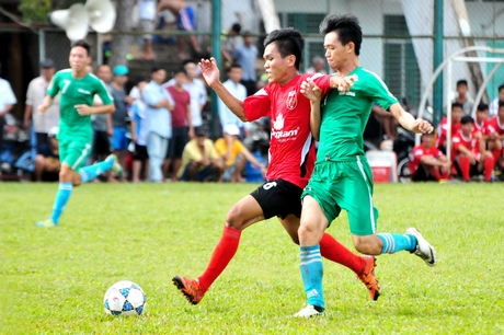 Vĩnh Long (áo xanh) từng tham dự giải này tại mùa Giải bóng đá Cúp Báo Long An 2016.
