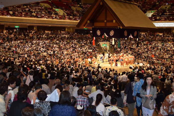 Đấu trường sumo có sức chứa hàng chục nghìn người hâm mộ. (Nguồn: Nguyễn Tuyến/TTXVN)