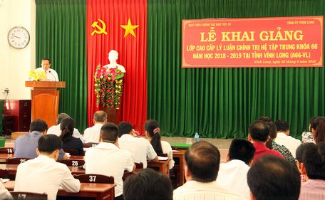 Đồng chí Nguyễn Thành Thế- Ủy viên Thường vụ Tỉnh ủy, Trưởng Ban Tổ chức Tỉnh ủy Vĩnh Long phát biểu chỉ đạo tại buổi lễ khai giảng.
