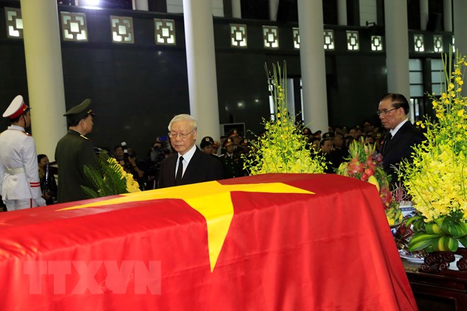  Các đồng chí lãnh đạo Đảng, Nhà nước đi vòng quanh linh cữu Chủ tịch nước Trần Đại Quang lần cuối. (Ảnh: Nhan Sáng/TTXVN)