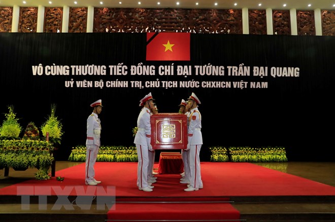  Đội tiêu binh thực hiện nghi lễ chuyển linh cữu Chủ tịch nước Trần Đại Quang ra xe tang. (Ảnh: Nhan Sáng/TTXVN)