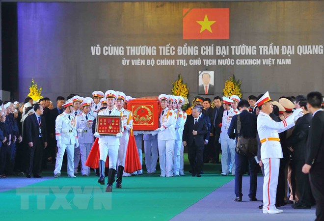  Đội nghi lễ đưa linh cữu của Chủ tịch nước Trần Đại Quang tới khu huyệt mộ để chuẩn bị cho nghi thức đầu tiên của lễ an táng. (Nguồn: TTXVN)