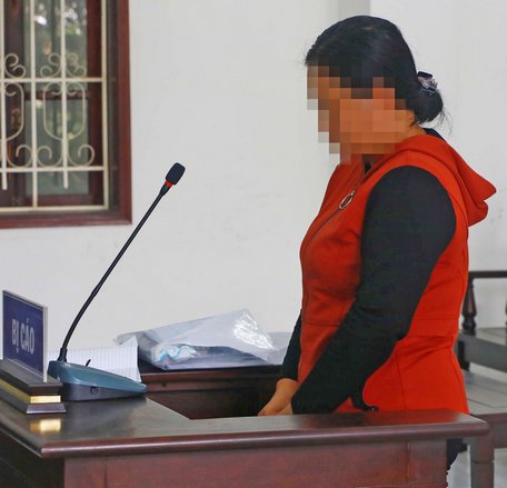 Bị cáo Đào Thị Bích Loan nghe tòa tuyên án.