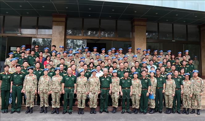  Thượng tướng Nguyễn Chí Vịnh chụp ảnh cùng toàn thể cán bộ, chiến sỹ Bệnh viện dã chiến cấp 2 số 1 sau lễ giao nhiệm vụ của Bộ Quốc phòng cho Bệnh viện dã chiến diễn ra sáng 29/9, tại TP Hồ Chí Minh.