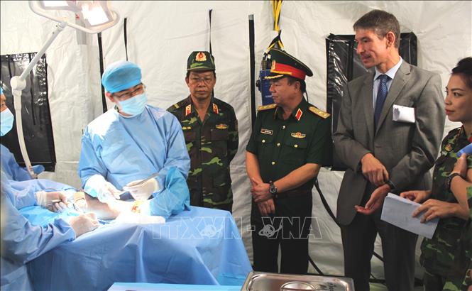Thực hành huấn luyện trên bộ trang bị Bệnh viện dã chiến cấp 2 dưới sự theo dõi của đại diện ngoại giao Hoa Kỳ, Anh, Australia và các chuyên gia quốc tế.