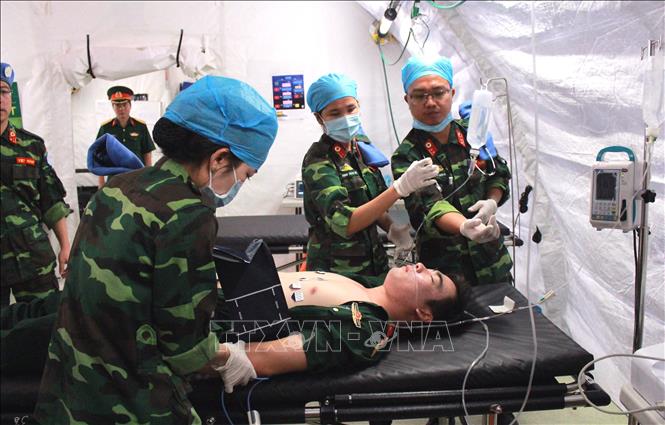 Thực hành huấn luyện trên bộ trang bị Bệnh viện dã chiến cấp 2.