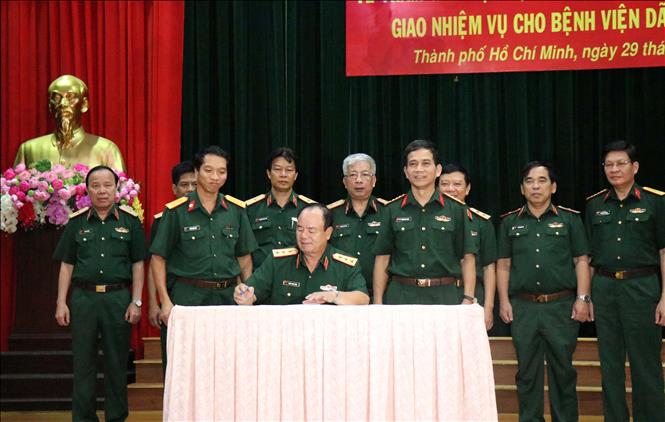 Thượng tướng Phạm Ngọc Minh, Phó Tổng tham mưu trưởng Quân đội nhân dân Việt Nam ký chứng nhận biên bản bàn giao toàn vẹn Bệnh viện dã chiến cấp 2 số 1 từ Bệnh viện Quân y 175 sang Cục Gìn giữ hòa bình Việt Nam.