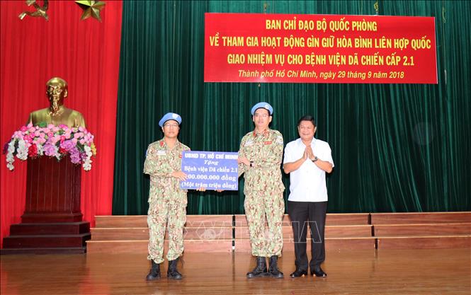 Ông Huỳnh Cách Mạng, Phó Chủ tịch UBND Thành phố trao quà tặng của UBND Thành phố động viên Bệnh viện dã chiến cấp 2 số 1 trước ngày xuất quân.