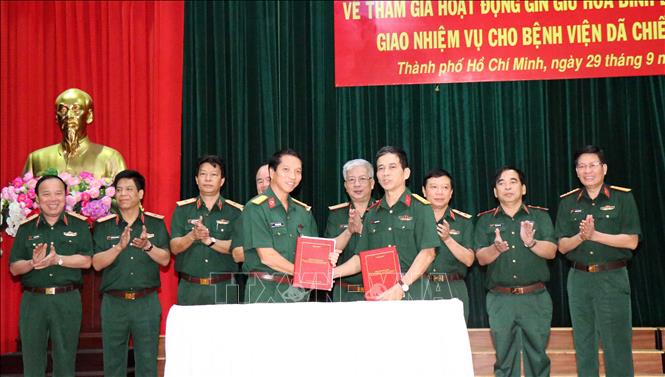 Trao biên bản bàn giao toàn vẹn Bệnh viện dã chiến cấp 2 số 1 từ Bệnh viện Quân y 175 sang Cục Gìn giữ hòa bình Việt Nam.