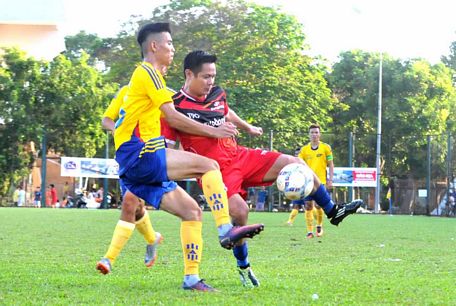 Pha tranh bóng trong trận Dũng Phong FC (áo đỏ) hòa Đồng Tháp 2-2