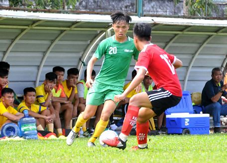  Pha tranh bóng trong trận Vĩnh Long (áo xanh) thắng Tiền Giang 1-0.