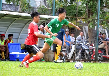 Pha tranh bóng trong trận Vĩnh Long (áo xanh) thắng Tiền Giang 1-0.