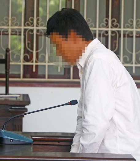 Bị cáo Nguyễn Văn Long nghe tòa tuyên án.