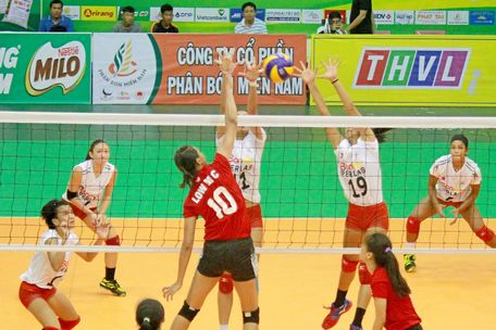 Pha tranh bóng trong trận tranh hạng ba của nữ, Philippines (áo trắng) thắng 3-0 trước Malaysia