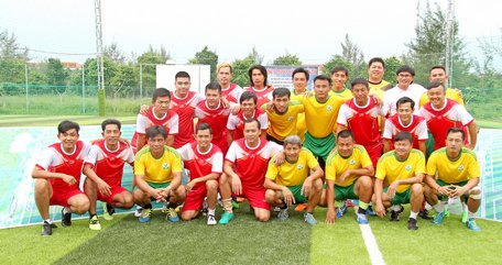  Đội bóng Công đoàn TDTT Vĩnh Long (áo vàng) có trận giao hữu khai sân cùng Cựu tuyển thủ Cần Thơ.