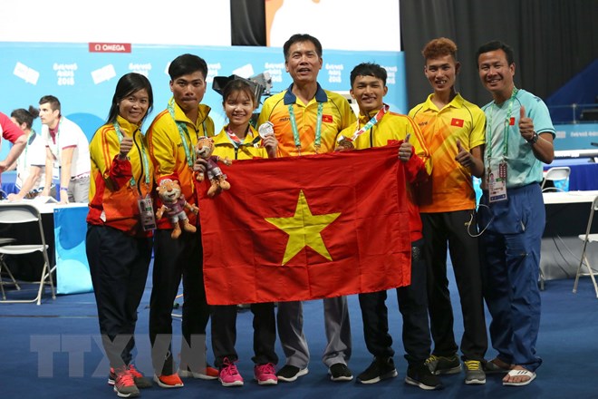  Đoàn Việt Nam chia vui với các vận động viên cử tạ đoạt Huy chương Vàng và Bạc trong ngày thi đấu đầu tiên. (Ảnh: Hoài Nam/TTXVN)