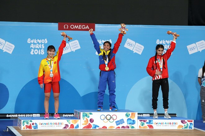  Các vận động viên giành huy chương trong môn cử tạ ở hạng 44kg của nữ. (Ảnh: Hoài Nam/TTXVN)