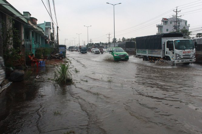 Đoạn ngập nước tiếp tục kéo dài tới xã Thuận An- TX Bình Minh.