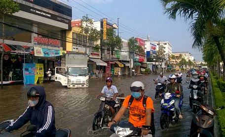 Cảnh ngập lụt trên đường Mậu Thân, thành phố Cần Thơ sáng ngày 11/10. Ảnh: Huỳnh Kim