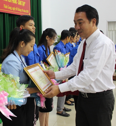 Phó Chủ tịch UBND tỉnh- Lữ Quang Ngời trao bằng khen đảng viên trẻ có nhiều đóng góp cho công tác Đoàn cho chị Lê Dương Hoài Vủ.