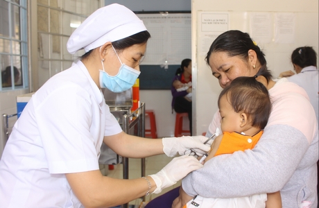 Trẻ được tiêm vắc xin sởi tại trạm y tế phường ở TP Vĩnh Long. Ảnh: Tư liệu