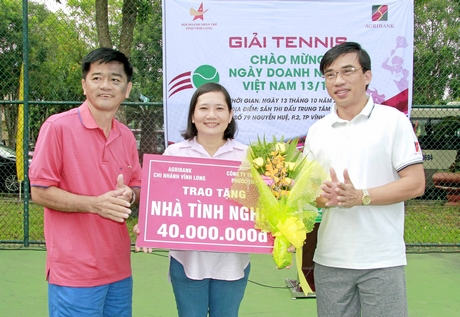  Lãnh đạo Agribank tỉnh (phải) và Công ty TNHH Phước Thành IV tài trợ cho  Ủy ban MTTQ Việt Nam  tỉnh ngôi nhà tình nghĩa, trị giá 40 triệu đồng.